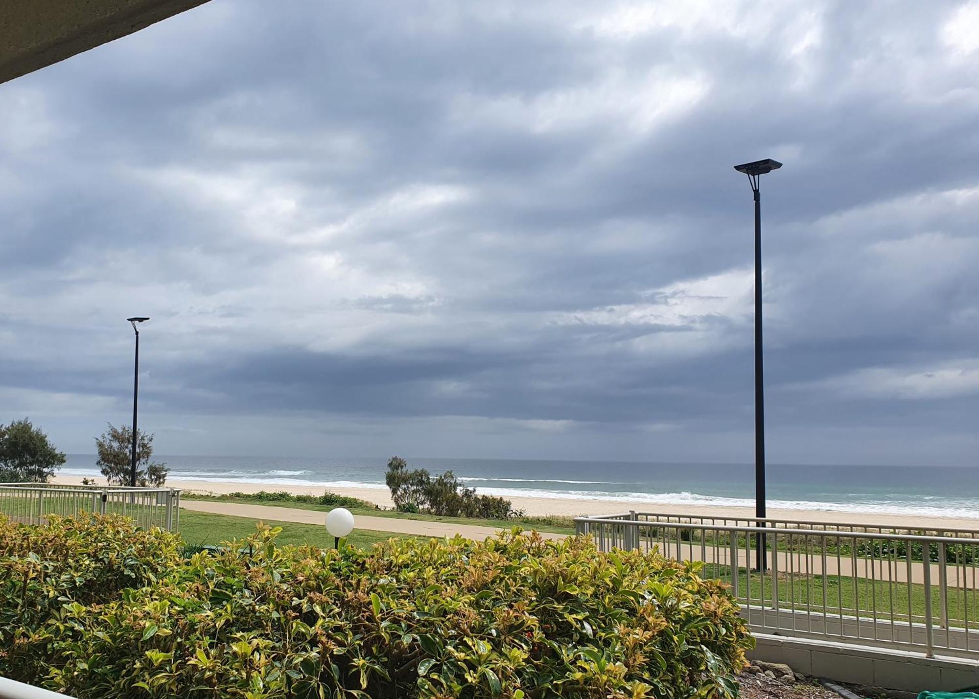 Pacific Surf Absolute Beachfront Apartments Gold Coast Exterior foto